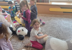 Dzieci bawią się w lekarzy ze studentkami UM