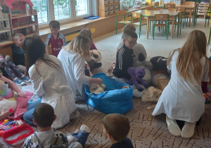 Dzieci bawią się w lekarzy ze studentkami UM