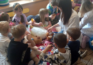 Dzieci bawią się w lekarzy ze studentkami UM