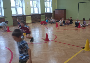 Dzieci biorą udział w wyścigach rzędów