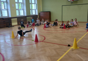 Dzieci biorą udział w wyścigach rzędów