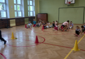 Dzieci biorą udział w wyścigach rzędów