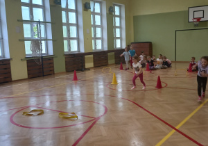 Dzieci biorą udział w wyścigach rzędów