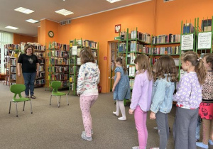 Dzieci grają w grę zespołową