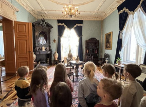 Dzieci zwiedzają muzeum