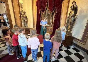 Dzieci zwiedzają muzeum