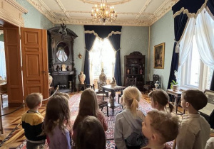 Dzieci zwiedzają muzeum