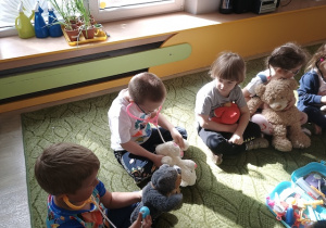 Dzieci badają misie stetoskopem