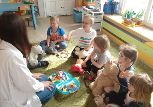 Dzieci poznają akcesoria lekarskie