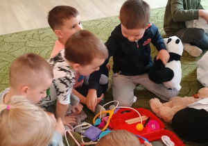 Dzieci poznają akcesoria lekarskie
