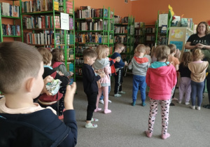 Dzieci konstruują kule z gazet