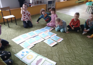 Dzieci uczą się o warunkach wzrostu roślin