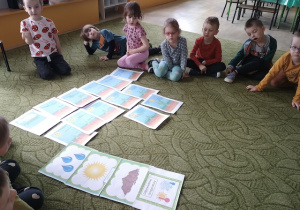 Dzieci uczą się o warunkach wzrostu roślin