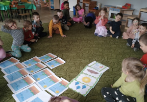 Dzieci uczą się o warunkach wzrostu roślin