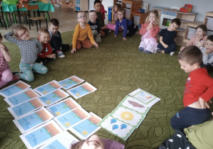 Dzieci uczą się o warunkach wzrostu roślin