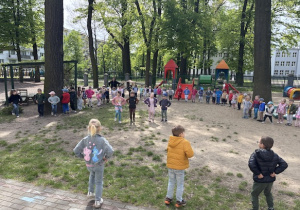 Przedszkolaki podczas rozgrzewki