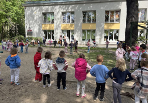 Przedszkolaki podczas rozgrzewki