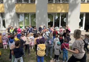 Wspólna zabawa taneczna w ogrodzie przedszkolnym