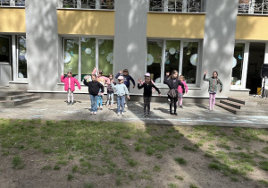 Dziewczynki z grupy IV na scenie