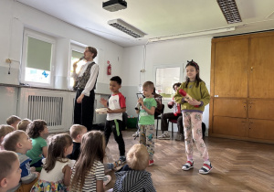 Dzieci grają na instrumentach