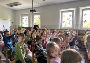Dzieci bawią się podczas koncertu