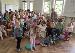 Dzieci tańczące "Poleczkę"