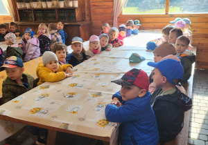 Dzieci z grupy I siedzą przy stole