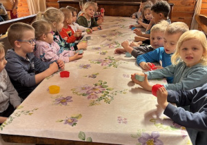 Warsztaty z robienia mydełek.