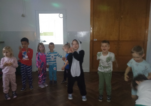 Dzieci podczas piżama party