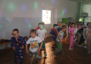 Dzieci podczas piżama party