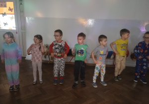 Dzieci podczas piżama party