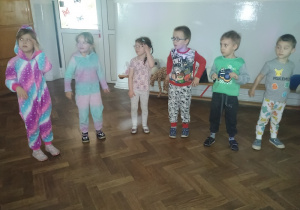 Dzieci podczas piżama party