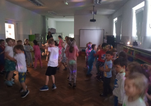 Dzieci podczas piżama party