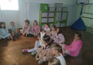 Dzieci podczas piżama party