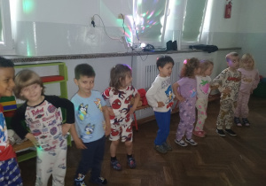 Dzieci podczas piżama party
