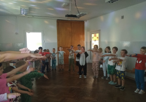 Dzieci podczas piżama party