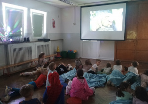 Dzieci podczas piżama party