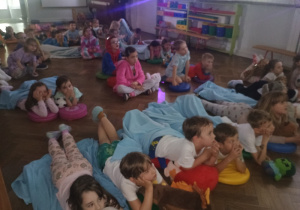 Dzieci podczas piżama party