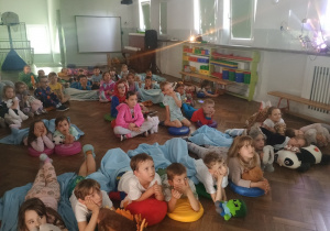 Dzieci podczas piżama party