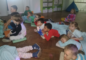 Dzieci podczas piżama party