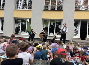 Koncert z Bachmanem w ogrodzie przedszkolnym