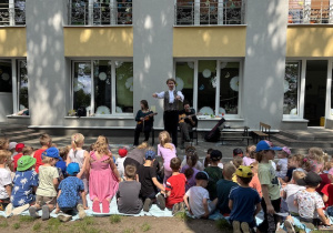 Dzieci podczas koncertu z Bachmanem w ogrodzie