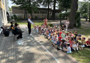 Dzieci podczas koncertu z Bachmanem w ogrodzie