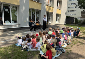 Dzieci podczas koncertu z Bachmanem w ogrodzie
