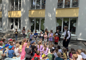 Dzieci próbują swoich sił grając na instrumenach