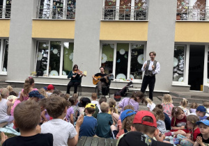 Edukacyjny koncert z Bachmanem w ogrodzie przedszkolnym