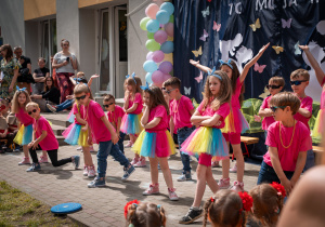 Dzieci z grupy IV na scenie