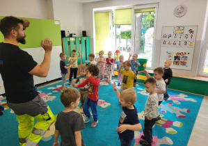 Dzieci naśladują tatę prowadzącego zajęcia