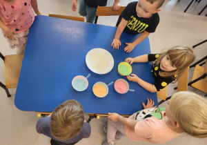 Dzieci wykonują doświadczenie badawcze