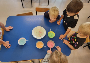 Dzieci wykonują doświadczenie badawcze